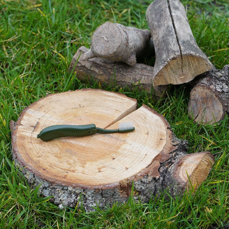 Travel toothbrush can be plugged together