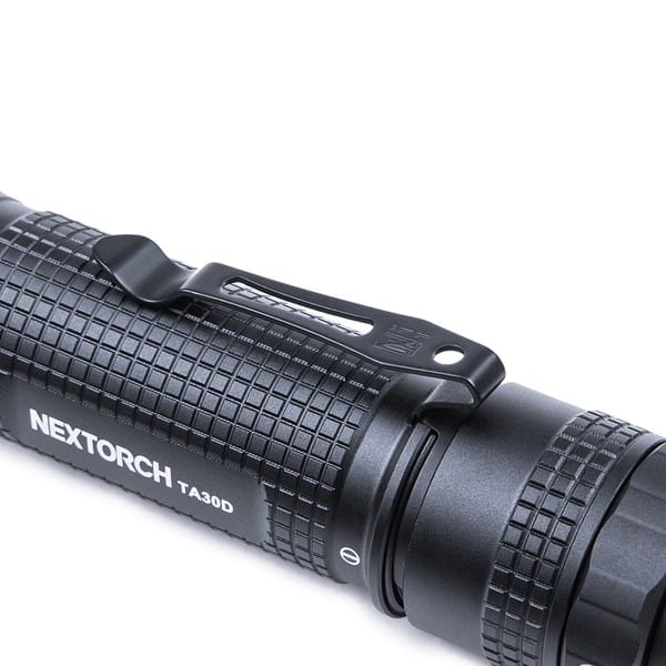 NEXTORCH TA30D LED-Taschenlampe in der Seitenansicht mit Clip