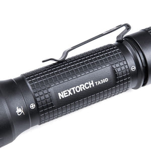 NEXTORCH TA30D LED-Taschenlampe in der Seitenansicht mit Clip und Logo